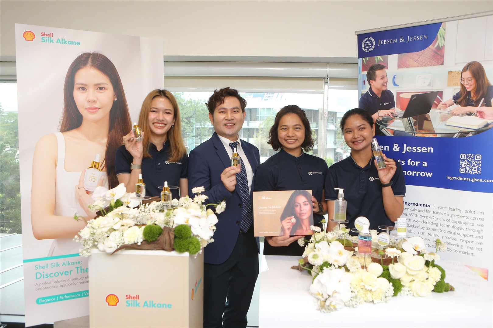 JJIT x Shell 5 Jebsen & Jessen Ingredients (Thailand) team showcasing 6 personal care formulation prototypes developed using Shell Silk Alkane