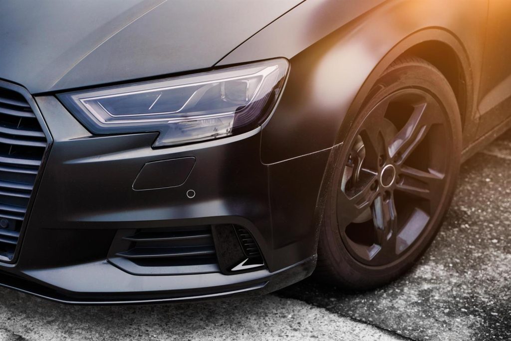 car-is-covered-with-black-vinyl-matte-finish-antiscratch-dustproof (Large)