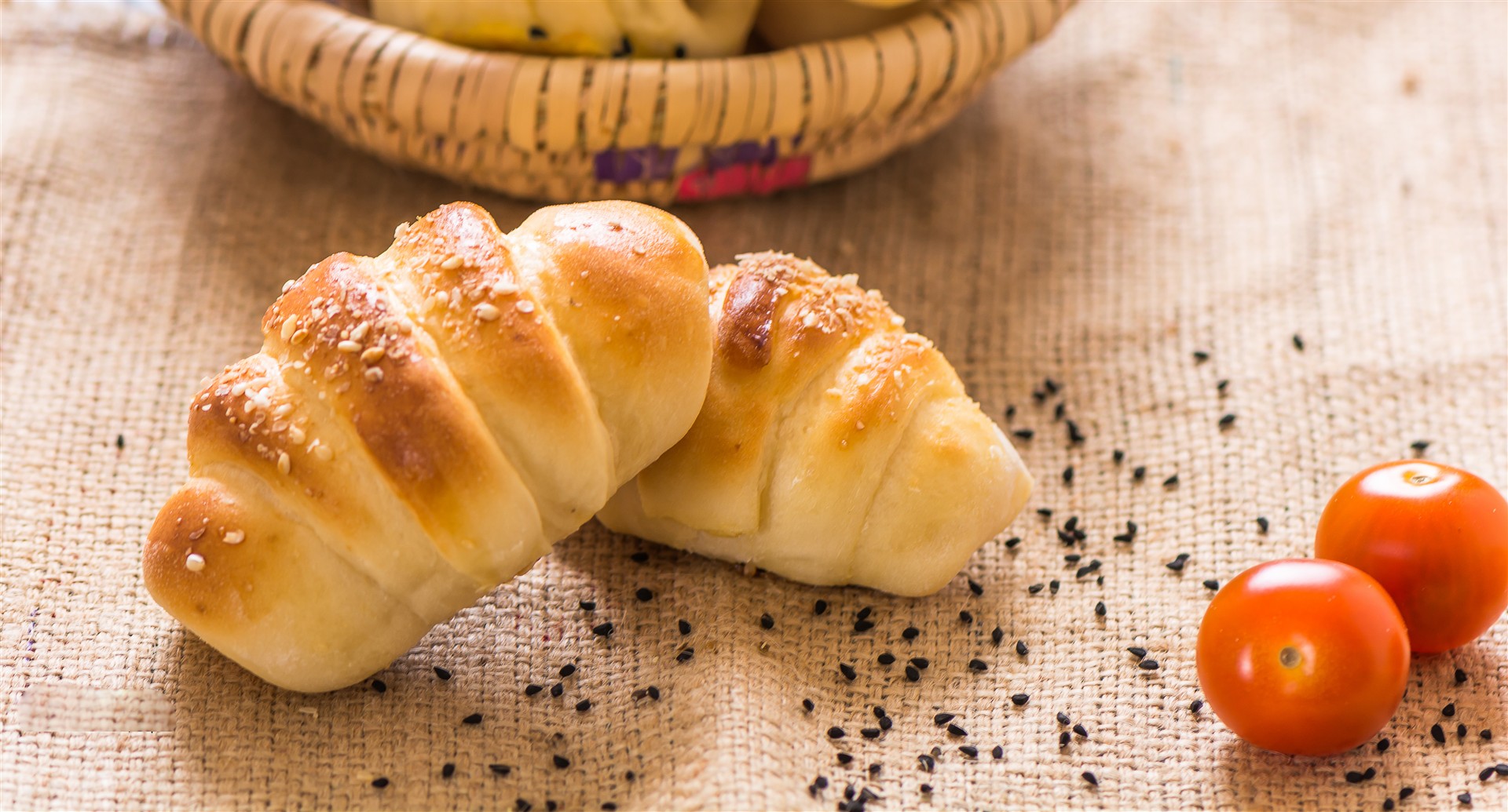 high-angle-view-breads-tomatoes-burlap (Custom) high-angle-view-breads-tomatoes-burlap (Custom)