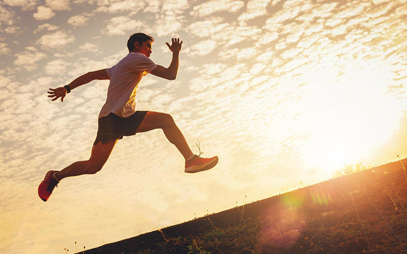 silhouette-young-runner-jumping-gap-sunset silhouette-young-runner-jumping-gap-sunset