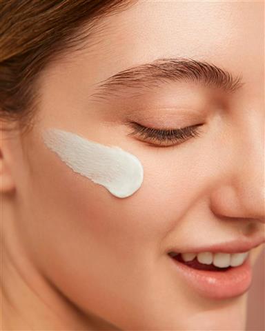 smiley-woman-posing-with-face-cream-Large-Small smiley-woman-posing-with-face-cream (Large)